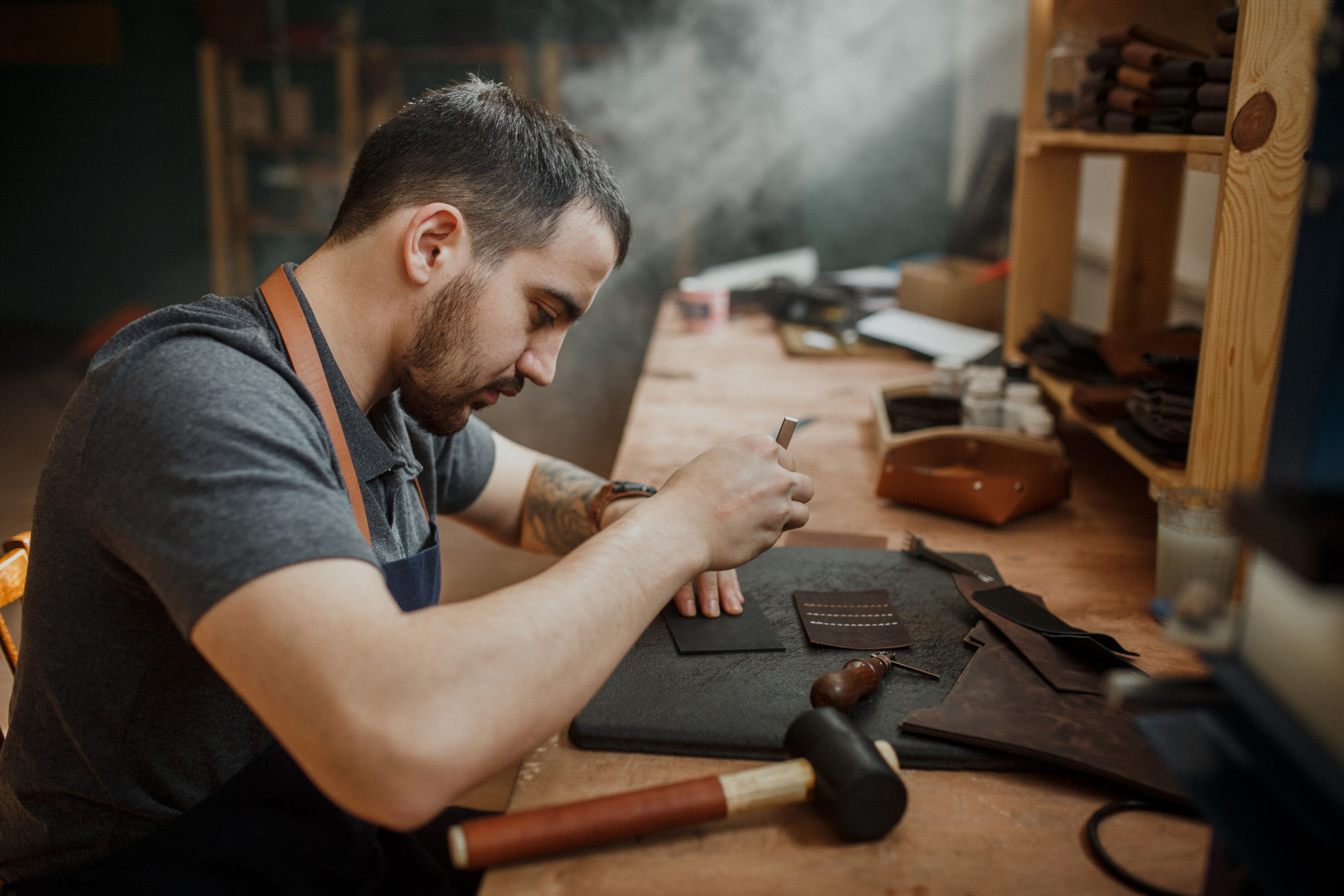 Les outils des professionnels qui travaillent le cuir